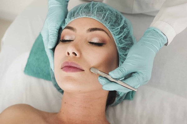 Quelle est la différence entre un produit cosmétique et un produit dermocosmétique ?